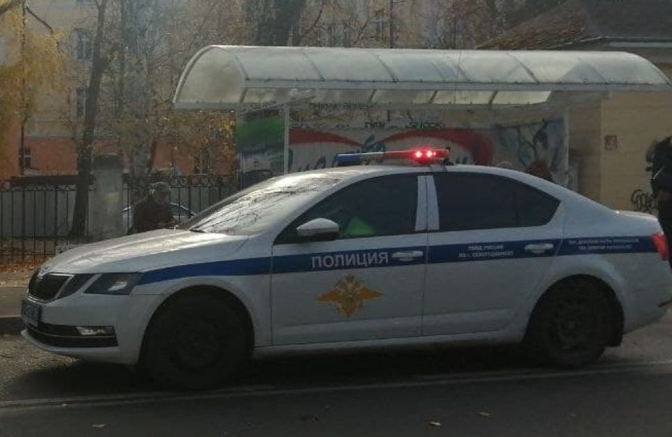 В Архангельской области женщина 40 метров протащила полицейских за машиной